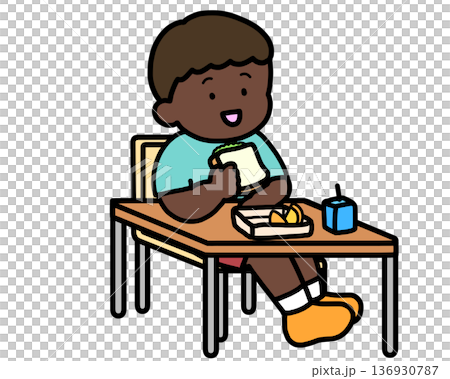 校園生活：一個黑人男孩在課桌上吃午餐（三明治） 136930787