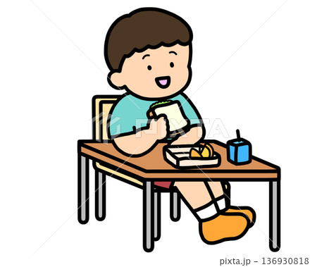 学校生活　机でランチをとるアジア人の男の子（サンドイッチ） 136930818