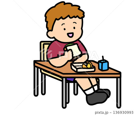 学校生活　机でランチをとる茶髪の男の子（サンドイッチ） 136930993