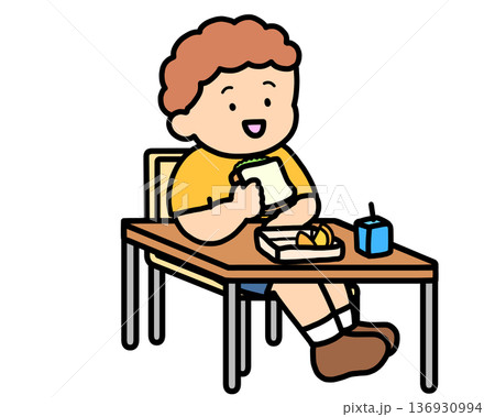 学校生活　机でランチをとる茶髪の男の子（サンドイッチ） 136930994