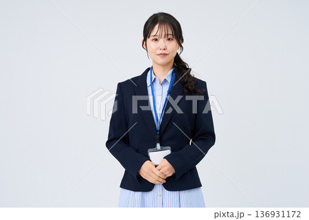 笑顔の若いビジネスウーマン 136931172