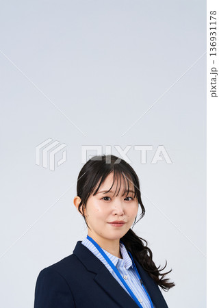 笑顔の若いビジネスウーマン 笑顔の若いビジネスウーマン 136931178