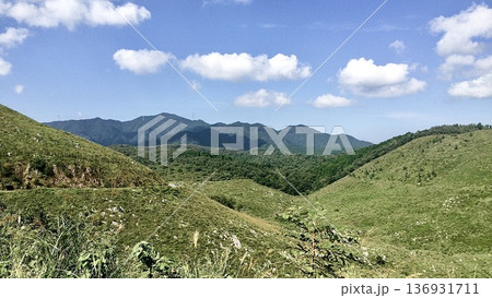 山口県美祢市の秋吉台カルスト展望台の風景 山口県美祢市の秋吉台カルスト展望台の風景 136931711