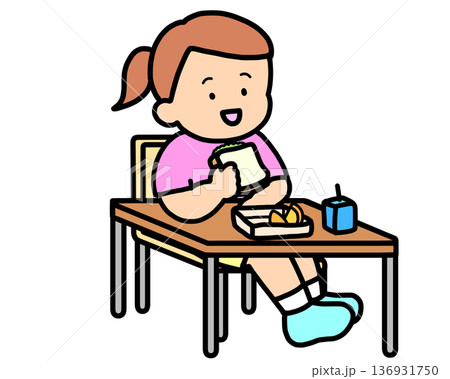 学校生活　机でランチをとる茶髪の女の子（サンドイッチ） 136931750