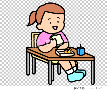 学校生活　机でランチをとる茶髪の女の子（サンドイッチ） 136931750