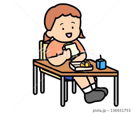学校生活 机でランチをとる茶髪の女の子(サンドイッチ) 学校生活 机でランチをとる茶髪の女の子(サンドイッチ) 136931753