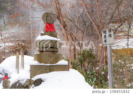 草津温泉風景写真　縁結び地蔵尊 136931832