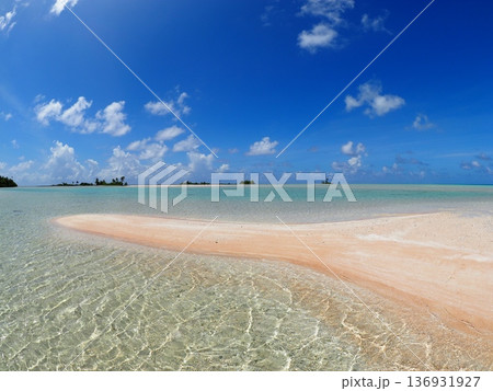 タヒチ・ファカラバの遠浅ラグーンとパウダースノーの白砂ビーチ｜透明な海の南国風景 136931927