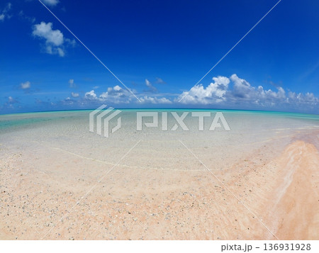 タヒチ・ファカラバの遠浅ラグーンとパウダースノーの白砂ビーチ｜透明な海の南国風景 136931928