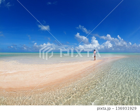 タヒチ・ファカラバの遠浅ラグーンと白砂ビーチで戯れる女性｜南国パラダイスの透明な海 136931929