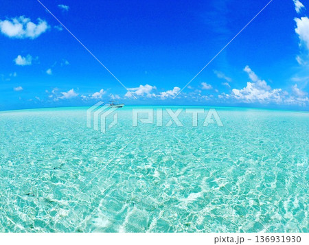 タヒチ・ファカラバの遠浅ラグーンとパウダースノーの白砂ビーチ｜透明な海の南国風景 136931930