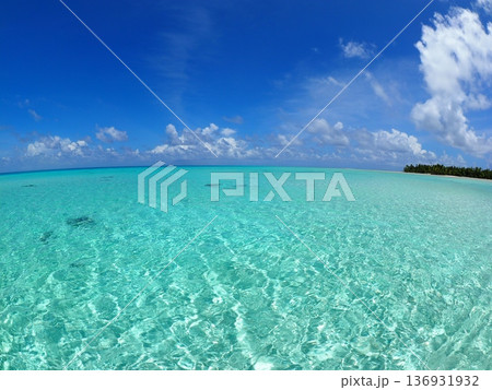 タヒチ・ファカラバの遠浅ラグーンとパウダースノーの白砂ビーチ｜透明な海の南国風景 136931932