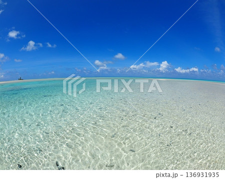 タヒチ・ファカラバの遠浅ラグーンとパウダースノーの白砂ビーチ｜透明な海の南国風景 136931935