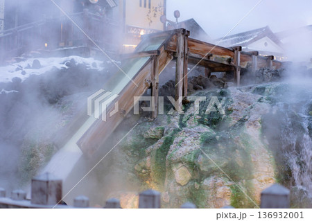 草津温泉　湯畑の風景 136932001