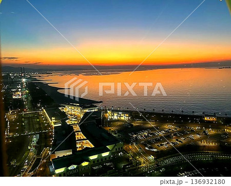 夕焼けに染まる湾岸エリアの街並みと海の風景 夕焼けに染まる湾岸エリアの街並みと海の風景 136932180