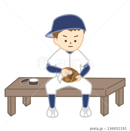 帽子を後ろに向きにかぶり、野球のグローブのお手入れをする男の子 136932191