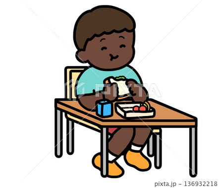ランチタイム　机でサンドイッチを食べる黒人の男の子 136932218