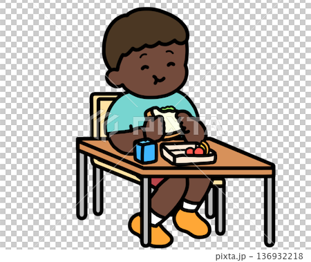 ランチタイム　机でサンドイッチを食べる黒人の男の子 136932218