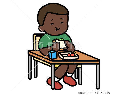 ランチタイム　机でサンドイッチを食べる黒人の男の子 136932219