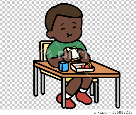 午餐時間：一個黑人男孩在辦公桌前吃三明治 136932219