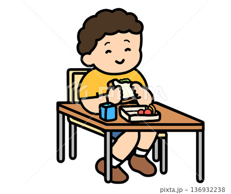ランチタイム　机でサンドイッチを食べるアジア人の男の子 136932238