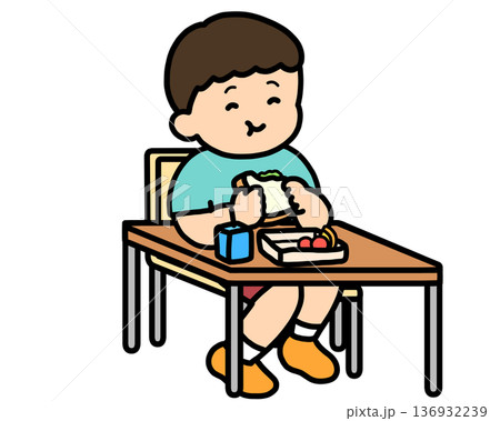 ランチタイム　机でサンドイッチを食べるアジア人の男の子 136932239