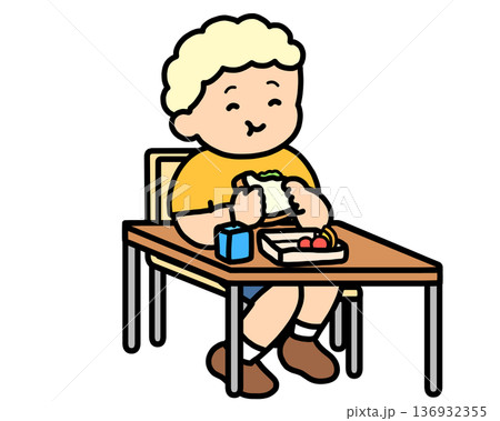 ランチタイム 机でサンドイッチを食べる金髪の男の子 ランチタイム 机でサンドイッチを食べる金髪の男の子 136932355