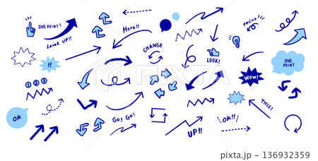 シンプルでカジュアルな手書きの矢印のイラストセット　吹き出しと装飾素材 136932359