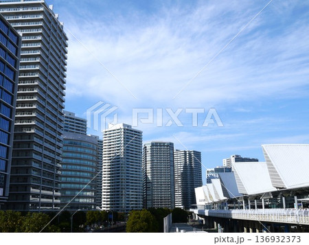 青空が広がるみなとみらいの風景 青空が広がるみなとみらいの風景 136932373