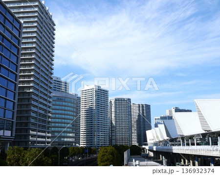 タワーマンションのある都市風景 タワーマンションのある都市風景 136932374