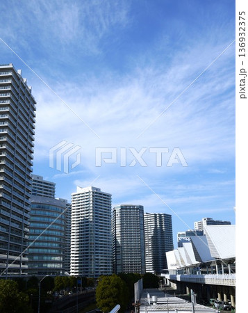 タワーマンションのある都市風景 136932375