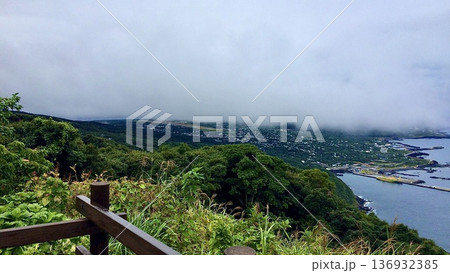 東京都八丈島の八丈富士から見た風景 東京都八丈島の八丈富士から見た風景 136932385