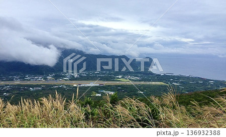 東京都八丈島の八丈富士から見た風景 136932388