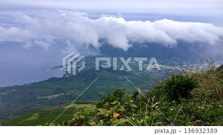 東京都八丈島の八丈富士から見た風景 東京都八丈島の八丈富士から見た風景 136932389