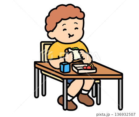 ランチタイム　机でサンドイッチを食べる茶髪の男の子 136932507