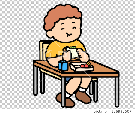 ランチタイム　机でサンドイッチを食べる茶髪の男の子 136932507