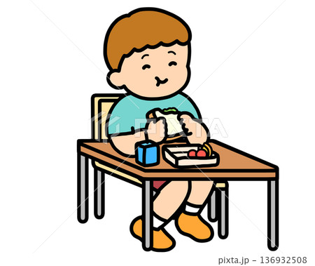 ランチタイム　机でサンドイッチを食べる茶髪の男の子 136932508