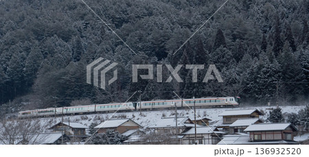 雪景色の中、宮の大カーブをを走る特急ひだ(HC85系) 雪景色の中、宮の大カーブをを走る特急ひだ(HC85系) 136932520