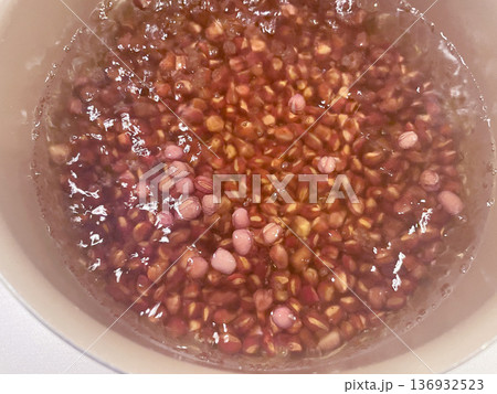 手作りの粒あん 丁寧に炊いた小豆の餡 手作りの粒あん 丁寧に炊いた小豆の餡 136932523