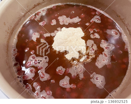手作りの粒あん 丁寧に炊いた小豆の餡 手作りの粒あん 丁寧に炊いた小豆の餡 136932525