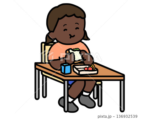 ランチタイム 机でサンドイッチを食べる黒人の女の子 ランチタイム 机でサンドイッチを食べる黒人の女の子 136932539