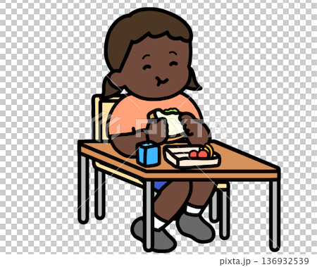午餐時間：一位黑人女孩在辦公桌前吃三明治 136932539