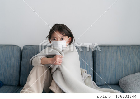 体調の悪い女の子 136932544