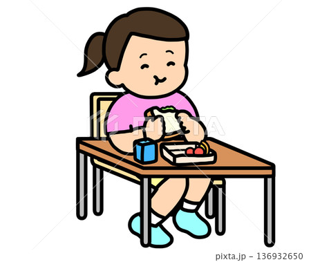 ランチタイム 机でサンドイッチを食べるアジア人の女の子 ランチタイム 机でサンドイッチを食べるアジア人の女の子 136932650
