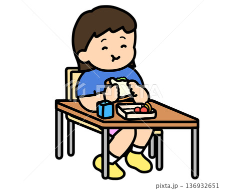ランチタイム 机でサンドイッチを食べるアジア人の女の子 ランチタイム 机でサンドイッチを食べるアジア人の女の子 136932651