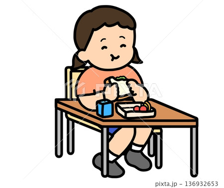 ランチタイム 机でサンドイッチを食べるアジア人の女の子 ランチタイム 机でサンドイッチを食べるアジア人の女の子 136932653