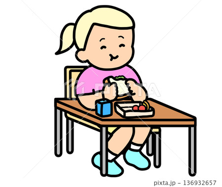ランチタイム　机でサンドイッチを食べる金髪の女の子 136932657