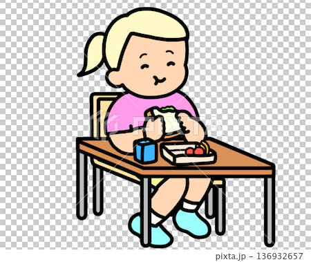 ランチタイム　机でサンドイッチを食べる金髪の女の子 136932657