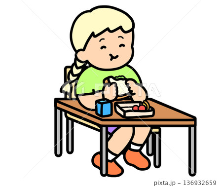 ランチタイム 机でサンドイッチを食べる金髪の女の子 ランチタイム 机でサンドイッチを食べる金髪の女の子 136932659