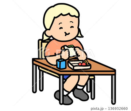 ランチタイム　机でサンドイッチを食べる金髪の女の子 136932660